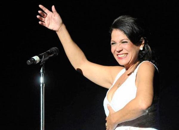 Ivette Cepeda le canta a Habana Radio en sus dos décadas de vida Ivette Cepeda le canta a Habana Radio en sus dos décadas de vida